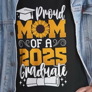 Proud mom of a 2025 Graduate t-shirt Celebrating Graduation top